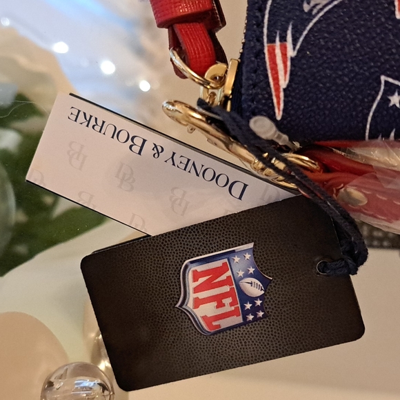 NWT NEW ENGLAND PATRIOTS DOONEY & BOURKE Wristet - Picture 3 of 3
